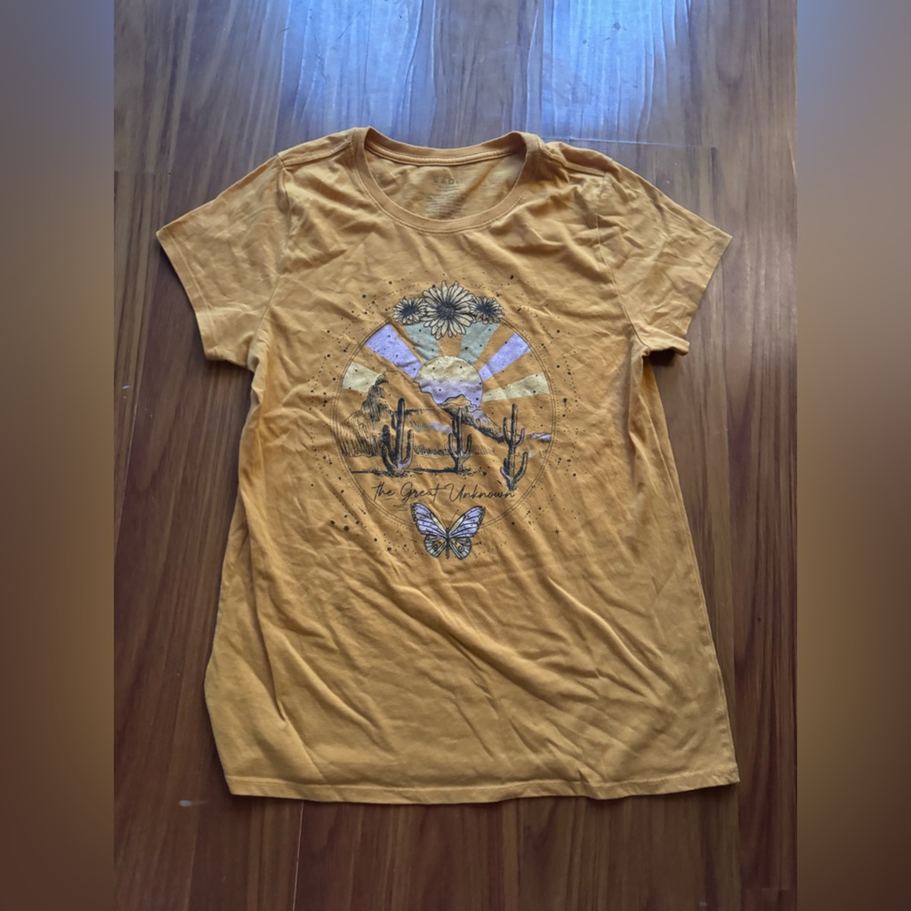 Yellow Graphic T-Shirt with Nature Design size small women’s